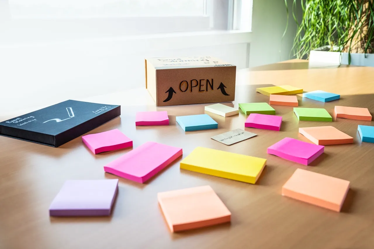 Detailaufnahme von Post-its mit Domainbegriffen