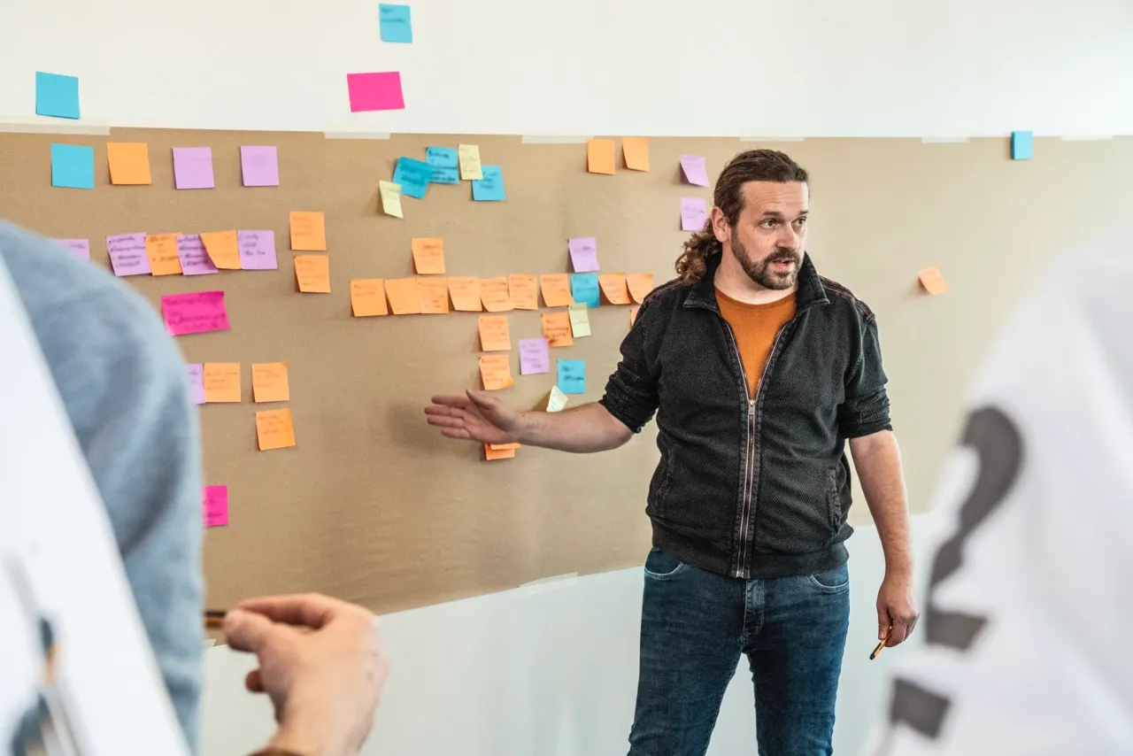 Moderator erklärt EventStorming-Schritte am Board